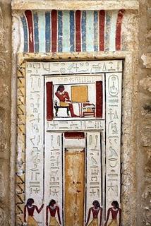Egypte: découverte de tombes avec des fausses portes et des couleurs préservées