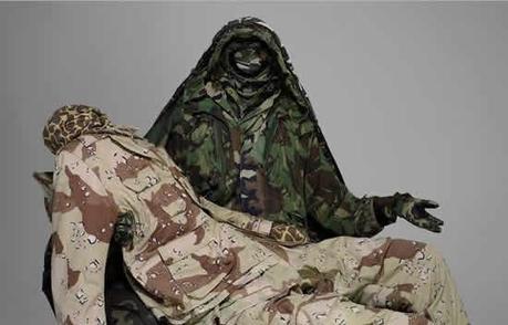 Les étranges sculptures d’habits de Guerra et De la Paz
