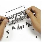 Des cartes de visites se transformant en modèles réduits d’avions, voitures