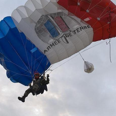 Cérémonies du 14 juillet à Paris Défilé du 14 juillet | Parachutistes | Arrivée du leader