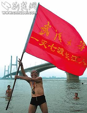 Un Chinois nage pour assister à l'Expo de Shanghai