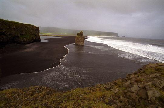 côte ciselée à dyrholaey  et vik où le ressac mugissant de l'océan s'écrase sur