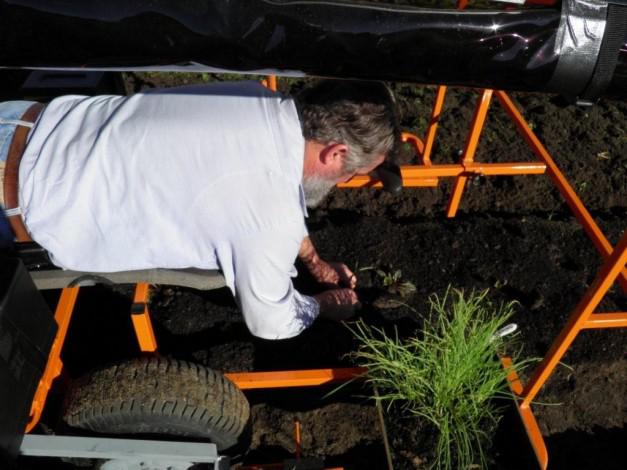 Exécuter des tâches dans le jardin avec les étrille Wunda.