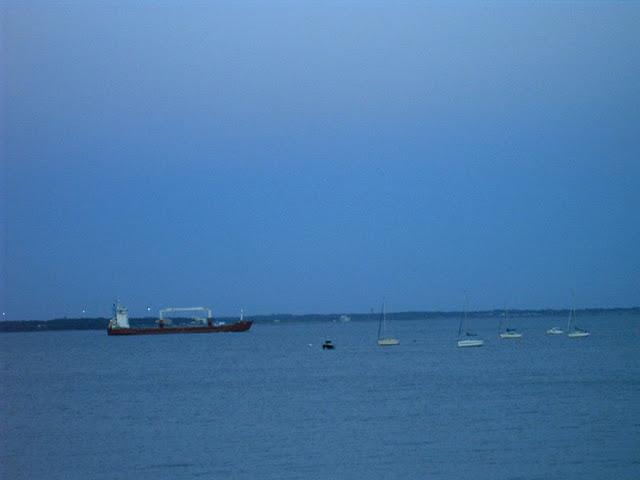 INTERLUDE LEGEREMENT BATEAU