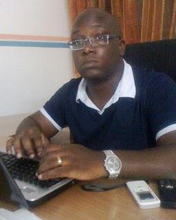 Théophile Kouamouo, blogueur journaliste en prison avec ses collaborateurs