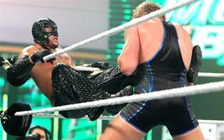 Jack swagger s'attaque à la cheville de Rey Mysterio