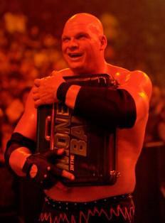 Kane serre dans ses bras la mallette de Money In The Bank