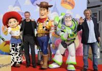 Richard Darbois et Jean Philippe Puymartin en compagnie de Buzz et Woody à l'Avant-première de Toy Story 3 à Disneyland Paris
