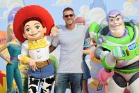 M. Pokora avec Jessie et Buzz à l'Avant-première de Toy Story 3 à Disneyland Paris
