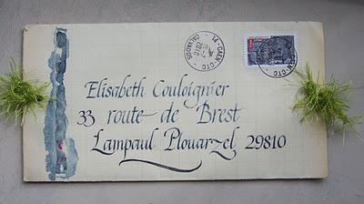 Art Postal : relève du courrier au retour de vacances.