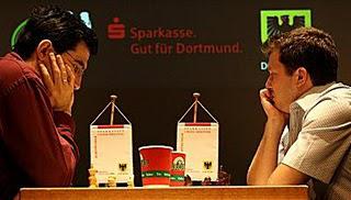 Echecs à Dortmund : Kramnik  face à Arkadij Naiditsch © le site échiquéen officiel 