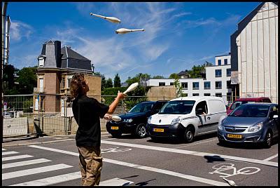 Il jonglait au feu rouge ...