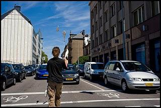 Il jonglait au feu rouge ...