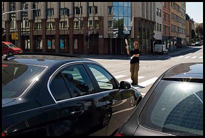 Il jonglait au feu rouge ...