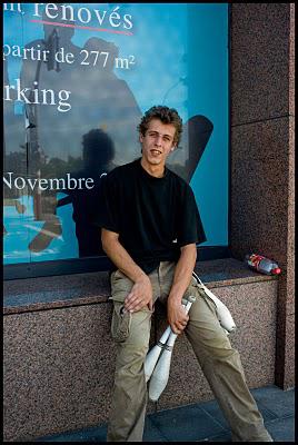 Il jonglait au feu rouge ...