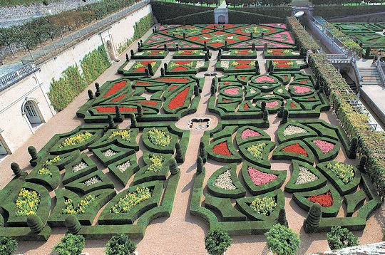 le jardin d'amour avec au fond la deuxième partie de ce jardin.