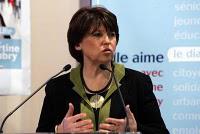 En visite à Oujda, Martine Aubry écoute du raï