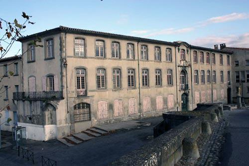 Un balcon avec deux petites trompes à la Manufacture Royale de La Trivalle, à Carcassonne (11)