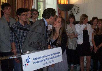 Bac 2010 : Elodie Zuccarelli, décorée par le ministre de l'Education Nationale Luc Chatel