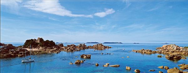 Le château en granit rose de style néomédiéval posé sur l'îlot de Costaérès illustre de nombreuses cartes postales de Ploumanac'h. (Stephan Gladieu/Le Figaro Magazine)