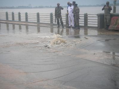 Un tuyau de haute pression de la société Cam WATER crée une fissure sur le pont de Wouri.