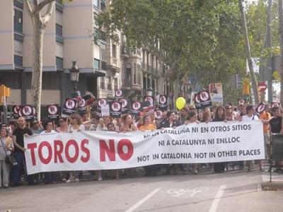 CORRIDA ET RIRE SOUS CAPE