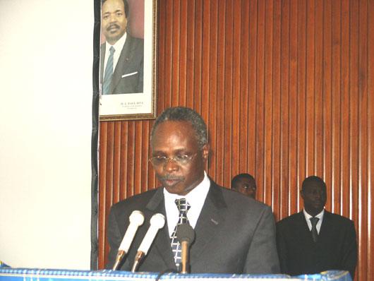 Les cas de Hapsi, 11 ans et Pamela 15 ans, viennent d’être portés à l’attention des services des Affaires sociales du Nord.  Ce sont deux messieurs distincts, vivant dans deux quartiers différents. L’un est à Wouro-hourso et l’autre à Yelwa, deux quartiers de la métropole régionale du Nord. Mais ce qu’ils ont de commun, c’est cette envie effrénée d’abuser sexuellement de leurs rejetons. Ces deux cas viennent d’être portés devant les services des Affaires sociales du Nord.  La première histoire est celle que nous raconte le chef du Centre social de Garoua lui-même. Pascal Souloukna déclare que c’est le sous-préfet de l’arrondissement de Garoua 1er qui lui a présenté une fillette de 11 ans, une semaine plus tôt. Hapsi Hamed aurait été retrouvée errante au quartier Wouro-hourso, après avoir fui le domicile familial. En effet, cette gamine qui a été élevée par sa grand-mère au quartier Sanguere Ngal, dans l’arrondissement de Garoua IIIe, vivait avec la vieille dame. Suite à l’insistance de son père de la récupérer absolument, la fillette a été contrainte de rejoindre le domicile paternel. Mais contre toute attente, le père inceste commence à jeter un regard amoureux sur sa progéniture. Après plusieurs tentatives de viol, l’enfant prend la clé des champs et se refugie dans la rue. Au cours des enquêtes préliminaires, H. Ahmed est resté évasif sur la question d’inceste. Néanmoins, il reconnaît avoir eu des problèmes avec sa mère (la grand-mère de Hapsi) pour récupérer l’enfant. Les enquêtes sont en cours.  Tout comme Hapsi Hamed, Pamela Bang Soppi est élève au lycée bilingue de Garoua. Elle est venue d’elle-même au Centre social de Garoua, pour dénoncer son père d’abus sexuel. Cette adolescente de 15 ans dit avoir subi les assauts sexuels de son père pendant un an. Au cours de cette période, son géniteur qui travaillerait dans une société de gardiennage, n’aurait jamais manqué l’occasion d’abuser d’elle en l’absence de sa mère. L’adolescente dit avoir raconté la scène à plusieurs reprises à sa maman, mais en vain. D’où cette dénonciation.  Pour ces deux cas, le chef de Centre social a déclaré que les procédures sont en cours. Cependant, il appelle la population à venir signaler les moindres cas d’inceste. « Nous condamnons avec la dernière énergie la complicité tacite », a-t-il laissé entendre. 