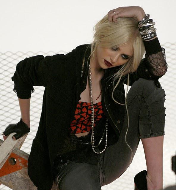 ✤ Taylor Momsen très heureuse sur le shooting de Material Girl après d'avoir été choisie par Madonna en personne pour sa collection ✤