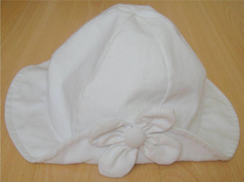 chapeau blanc avec une fleur.jpg