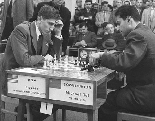 Bobby Fischer contre Mikhaïl Tal aux Olympiades de Leipzig en 1960. La partie est courte (23 coups) mais spectaculaire et animée, se terminant par la nulle.