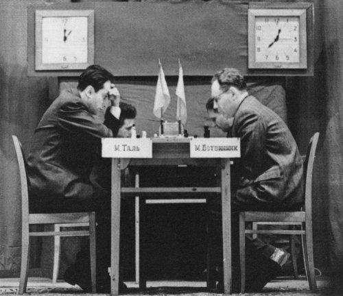 Tal contre Botvinnik lors de leur championnat du monde. Autant Tal a destabilisé un Botvinnik peu en forme en 1960, autant Botvinnik a démontré sa capacité d'adaptation, surclassant un Tal malade et en méforme l'année suivante.