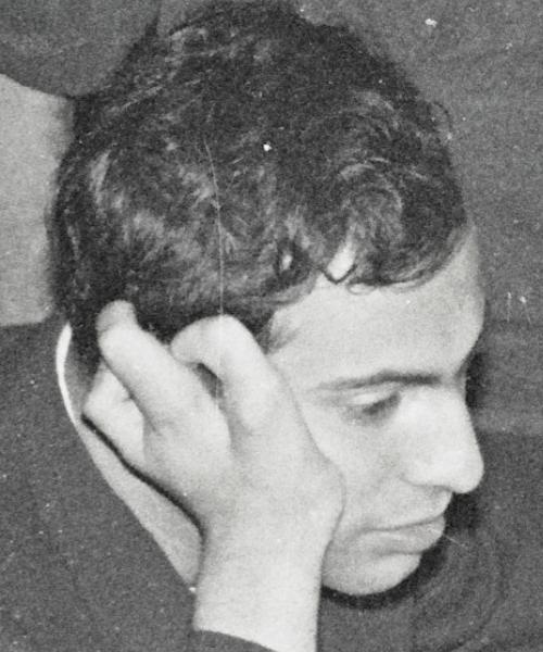 Mikhaïl Tal en 1961 aux championnats d'Europe par équipes d'Oberhausen. Une des rares photographies où on peut le voir avec son infirmité.