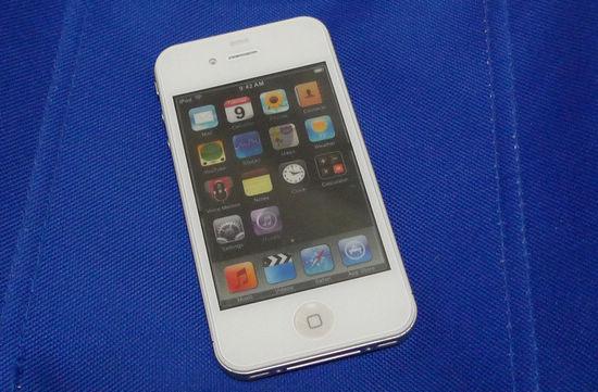 Un iPhone 4 blanc et contre l'AntennaGate...