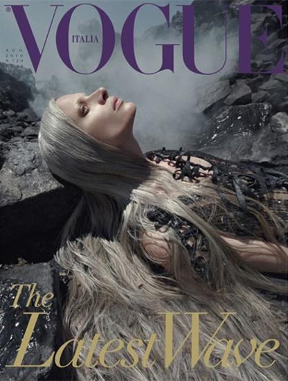 ⚡ Suite du shooting avec Lady Gaga pour Vanity Fair : le moins que l'on puisse dire c'est que la couverture du Vogue Italie du mois d'Août avec Kristen McMenamy est très ressemblante ⚡
