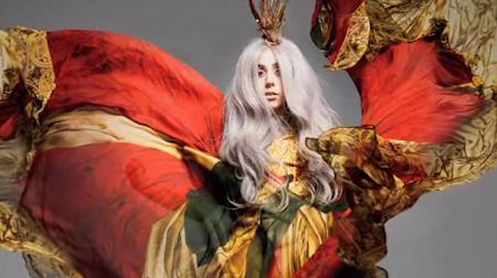 ⚡ Suite du shooting avec Lady Gaga pour Vanity Fair : le moins que l'on puisse dire c'est que la couverture du Vogue Italie du mois d'Août avec Kristen McMenamy est très ressemblante ⚡