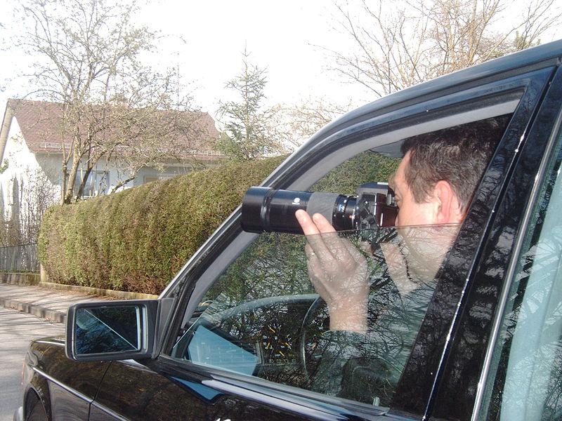 Deutsch: Detektiv fotografiert aus einem Auto (Alexander Hauk)