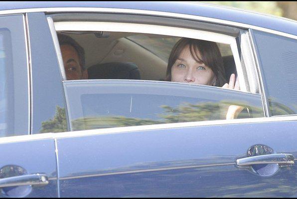 Nicolas Sarkozy et son épouse Carla Bruni-Sarkozy arrivent Au Cap Nègre pour y passer des vacances, le 4 août 2010