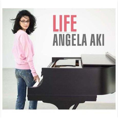 La pochette de LIFE (nouvel album d'Angela Aki) est...