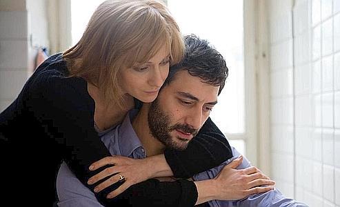 Kesniya Rappoport, dans la peau de la mystérieuse Sonia, joue à merveille de l'opacité de son personnage de «vamp» de film noir. (Bellissima Films)