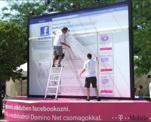 facebook on the streets1 300x243 Un wall Facebook old school à Budapest pour T Mobile 
