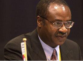 La délégation a discuté, avec Philemon Yang, de la situation des droits de l’Homme au Cameroun.   La situation des journalistes en prison et des prisonniers politiques, le traitement des personnes incarcérées dans le cadre de l’Opération Epervier. Voilà quelques-uns des sujets qui préoccupent les membres d’Amnesty International présents au Cameroun depuis quelques jours. Ce sont ces questions là qui ont aussi été abordées au cours de l’entretien de plus d’une heure accordée hier à la délégation de l’ONG anglaise par le Premier ministre, chef du gouvernement, Philemon Yang. La délégation, composée de Geofrey Bayaruhanga et de Jean-Eric Nkunkiye, a annoncé que le but de leur mission est de s’entretenir avec les autorités camerounaises pour s’informer des mécanismes mis en place dans le cadre de la promotion et la protection des droits humains. D’où l’échange avec le chef du gouvernement avant de rencontrer d’autres responsables institutionnels, les partis politiques, les membres de la société civile et même l’homme de la rue.   Lors de son arrivée au Cameroun, Geofrey Bayaruhanga a tenu à préciser que leur présence n’a rien d’accusatrice : « Comme dans tous les pays, il y a des préoccupations sur les droits humains. Nous ne sommes pas là pour critiquer et dénoncer, mais pour échanger ». A cette occasion, le PM a pu les rassurer sur le fait que le Cameroun mettait tout en œuvre pour assurer le respect des droits de chaque individu avec la Commission nationale des droits de l’Homme et des libertés ou encore le nouveau code de procédure pénale. Il faut dire que cette visite intervient alors que le rapport annuel 2010 sur l’Afrique, réalisé par Amnesty international vient d’être rendu public.   Le document aborde de nombreux aspects comme la liberté d’association, les droits des homesexuelles et la peine de mort. Il s’attarde notamment, au Cameroun, sur les conditions carcérales qui demeureraient, dans l’ensemble du pays, « éprouvantes et mettent en danger la vie des détenus». L’ONG s’appuie sur un rapport de la Commission nationale des droits de l’Homme et des libertés qui jugeait préoccupant le fait que «62% des prisonniers se trouvaient en détention prolongée sans jugement. Certains étant incarcérés depuis neuf ans. Les lieux de détention demeuraient peu sûrs et dangereux».   Présents au Cameroun à l’invitation du gouvernement pour une dizaine de jours, la délégation d’Amnesty International devrait produire un rapport sur le Cameroun qui sera ensuite transmis au conseil exécutif de l’ONG, implantée dans180 pays, pour recommandations.