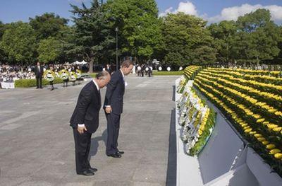 Ban Ki-moon au Memorial de la paix à Hiroshima. Photo (c) Eskinder Debebe / UN Photo