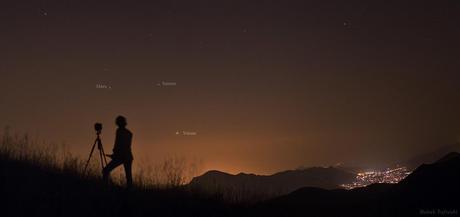 Vénus, Mars et Saturne au-dessus de l'horizon ouest au crépuscule