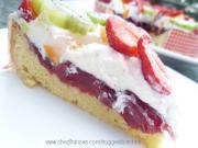 Gâteau macaron aux fruits d'été sur chantilly