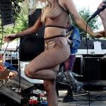 Lady Gaga se jète à demi nue dans son public !