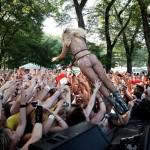 Lady Gaga se jète à demi nue dans son public !