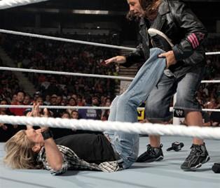 Bret Hart attaqué par Edge
