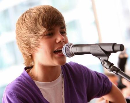 Justin Bieber BOUTEILLE visage concert vidéo