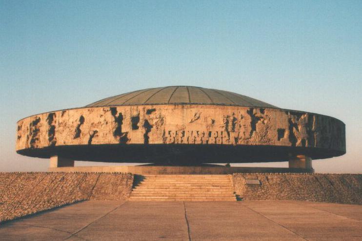 http://upload.wikimedia.org/wikipedia/commons/3/3c/Majdanek_mausolee.jpg