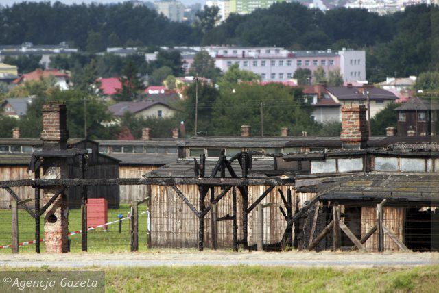 http://bi.gazeta.pl/im/7/8234/z8234637X,Spalony-barak-na-terenie-dawnego-obozu-koncentracyjnego.jpg